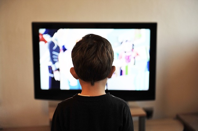 Ett barn som tittar på tv