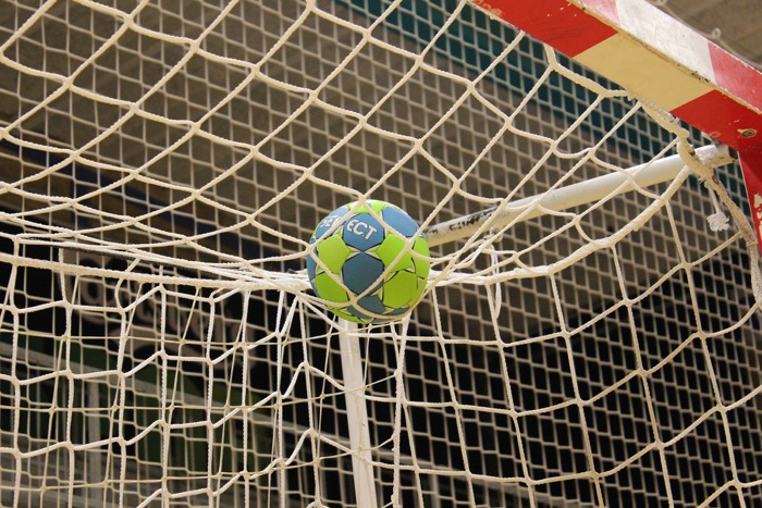 En handboll i nätet på ett mål