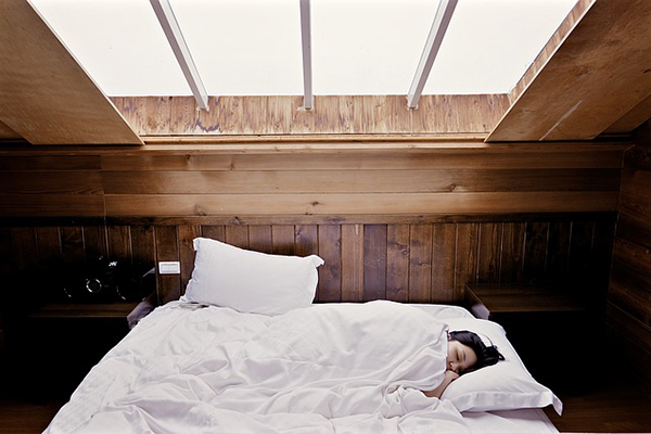 Flicka som sover i en säng.