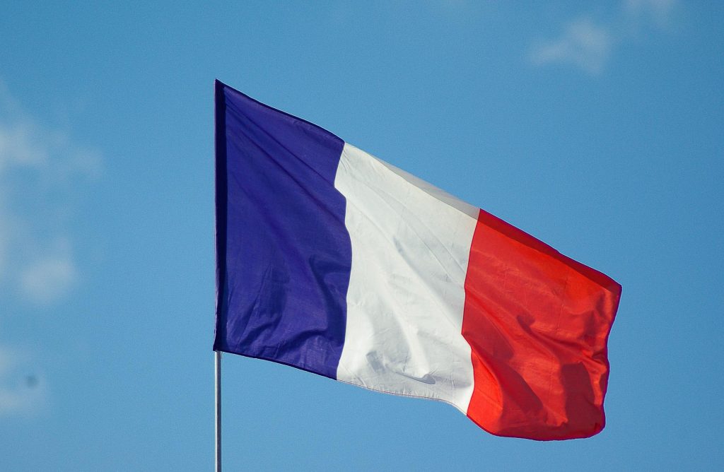 En fransk flagga rör sig i vinden