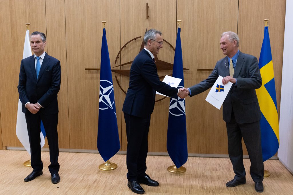 Bild på när Nato fick Sveriges och Finlands Nato-ansökningar