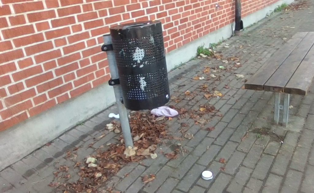 En överfull soptunna